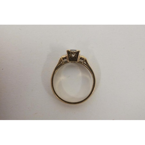 221 - 9ct GOLD SOLITAIRE RING 2.9g, SIZE P