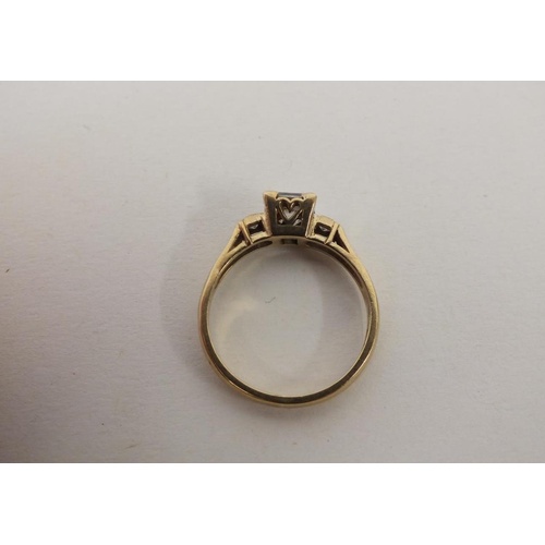 221 - 9ct GOLD SOLITAIRE RING 2.9g, SIZE P