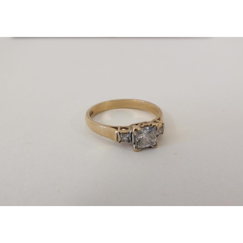 221 - 9ct GOLD SOLITAIRE RING 2.9g, SIZE P