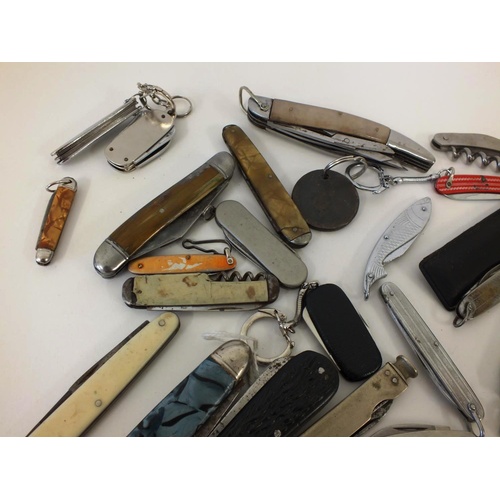 236 - 32 ASSORTED VINTAGE POCKET KNIVES