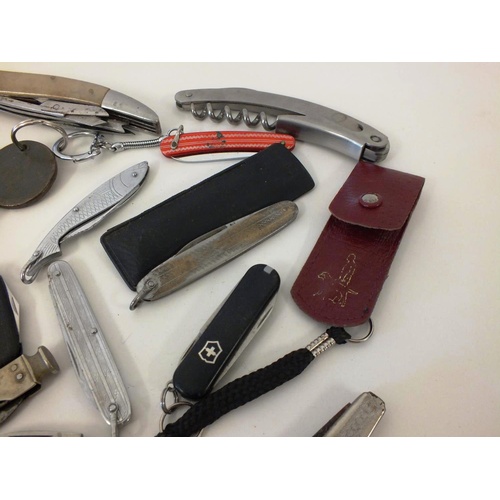 236 - 32 ASSORTED VINTAGE POCKET KNIVES