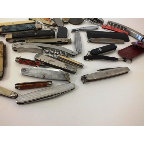 236 - 32 ASSORTED VINTAGE POCKET KNIVES