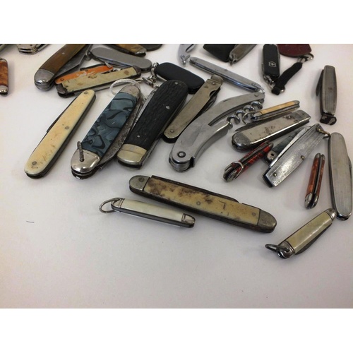 236 - 32 ASSORTED VINTAGE POCKET KNIVES