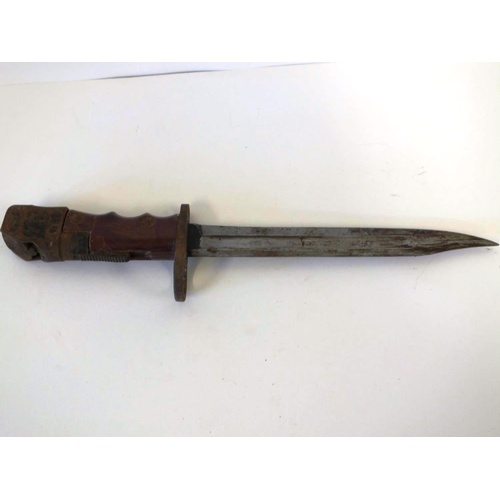 290 - MILITARY WWI ENGLISH BAYONET IN SCABBARD