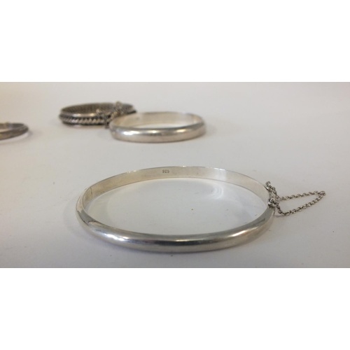 258 - FIVE VINTAGE SILVER BANGLES, TOTAL WEIGHT 81g