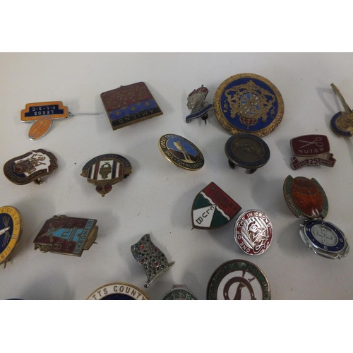 264 - 25 VINTAGE ENAMEL BADGES INCLUDES ROYAL, SPORT ETC