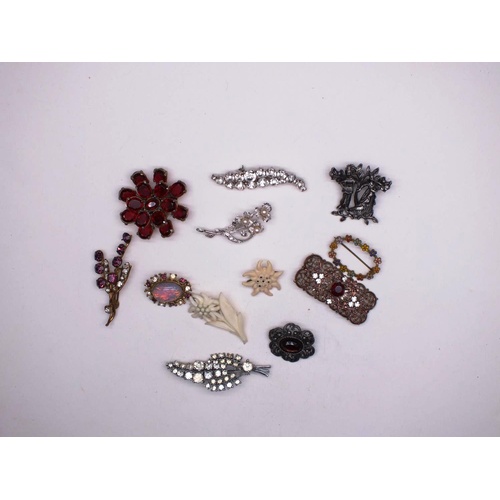 331 - ELEVEN BROOCHES AND A SCARF CLIP INCLUDES CONTINENTAL METAL FIGURES BROOCH