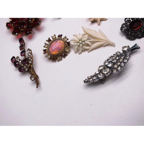 331 - ELEVEN BROOCHES AND A SCARF CLIP INCLUDES CONTINENTAL METAL FIGURES BROOCH