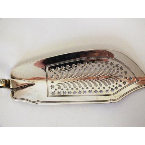 195 - ANTIQUE STERLING SILVER FISH SLICE BY WILLIAM EATON LONDON SILVERSMITH - 160g