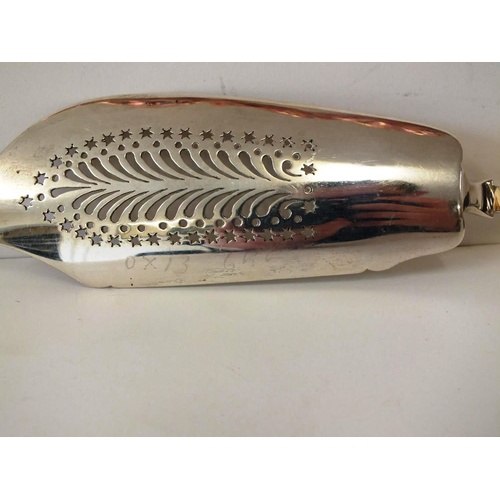 195 - ANTIQUE STERLING SILVER FISH SLICE BY WILLIAM EATON LONDON SILVERSMITH - 160g