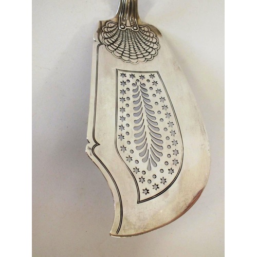 196 - GEORGIAN STERLING SILVER FISH SLICE LONDON SILVERSMITH, WEIGHT 194g