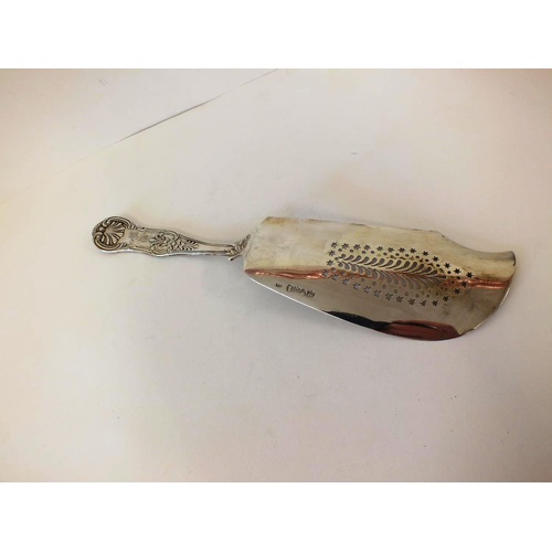 196 - GEORGIAN STERLING SILVER FISH SLICE LONDON SILVERSMITH, WEIGHT 194g