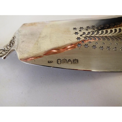 196 - GEORGIAN STERLING SILVER FISH SLICE LONDON SILVERSMITH, WEIGHT 194g