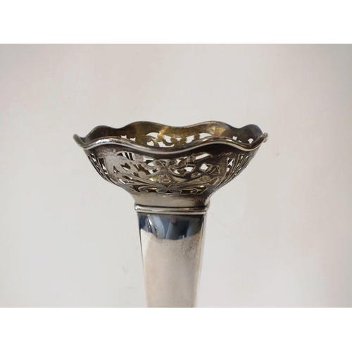 197 - ANTIQUE STERLING SILVER BUD VASE SHEFFIELD HALLMARKS 1918, WEIGHTED 277G HEIGHT 8.5INCH - LEVERSLEY ... 