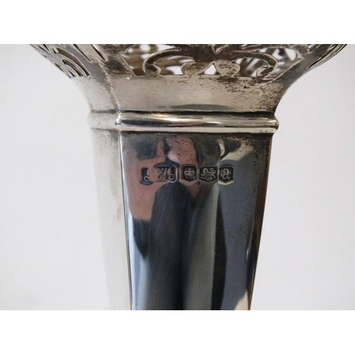 197 - ANTIQUE STERLING SILVER BUD VASE SHEFFIELD HALLMARKS 1918, WEIGHTED 277G HEIGHT 8.5INCH - LEVERSLEY ... 