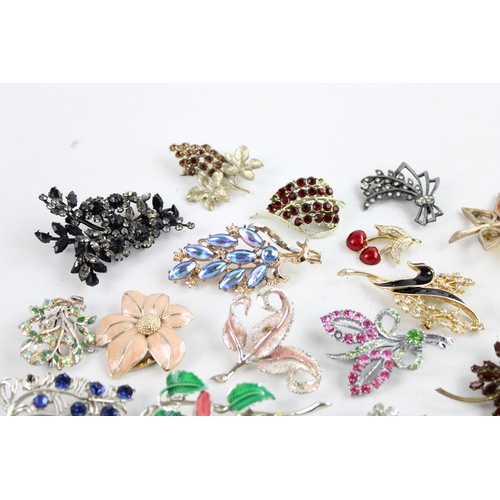 131 - 25 x Vintage & Retro BROOCHES & CLIPS inc. Rhinestone, Enamel, Floral, Foliage