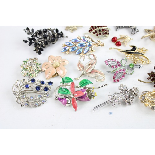 131 - 25 x Vintage & Retro BROOCHES & CLIPS inc. Rhinestone, Enamel, Floral, Foliage