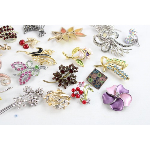 131 - 25 x Vintage & Retro BROOCHES & CLIPS inc. Rhinestone, Enamel, Floral, Foliage