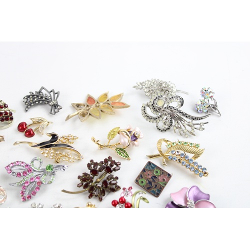 131 - 25 x Vintage & Retro BROOCHES & CLIPS inc. Rhinestone, Enamel, Floral, Foliage