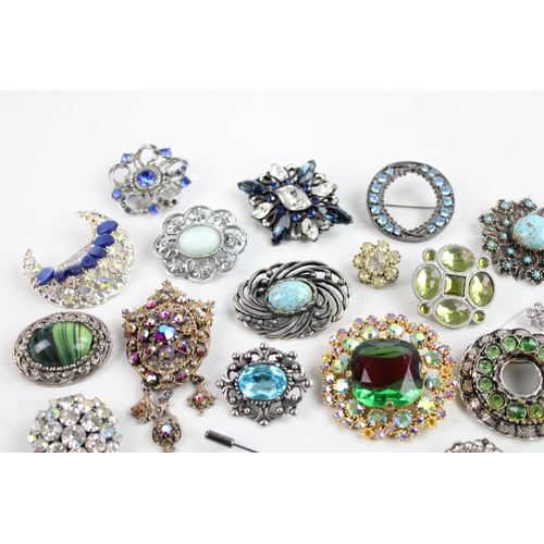 147 - 25 x Vintage & Retro BROOCHES & CLIPS inc. Rhinestone, Peking Glass, Kitsch