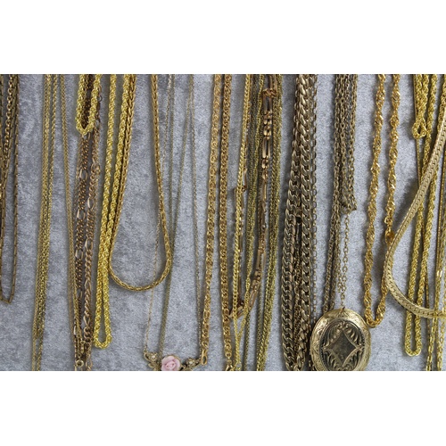 42 - 30 x Vintage GOLD TONE CHAINS & NECKLACES inc. Statement, Pendant, Chunky