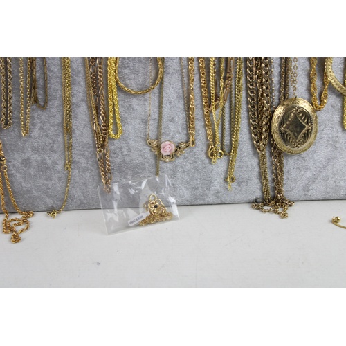 42 - 30 x Vintage GOLD TONE CHAINS & NECKLACES inc. Statement, Pendant, Chunky