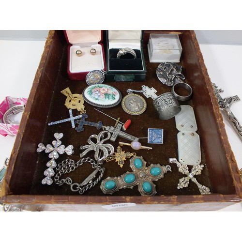 79 - VINTAGE JEWELLERY AND COLLECTABLES INCLUDES SILVER ITEMS, LADIES POCKET WATCH, CRUCIFIX PENDANTS ETC