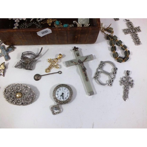 79 - VINTAGE JEWELLERY AND COLLECTABLES INCLUDES SILVER ITEMS, LADIES POCKET WATCH, CRUCIFIX PENDANTS ETC