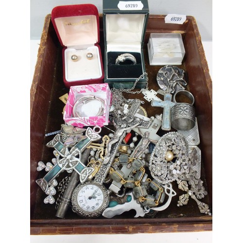 79 - VINTAGE JEWELLERY AND COLLECTABLES INCLUDES SILVER ITEMS, LADIES POCKET WATCH, CRUCIFIX PENDANTS ETC