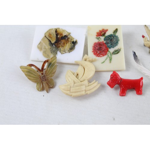 19 - 8 x Vintage LUCITE & EARLY PLASTIC JEWELLERY inc. Brooches, Dog, Butterfly