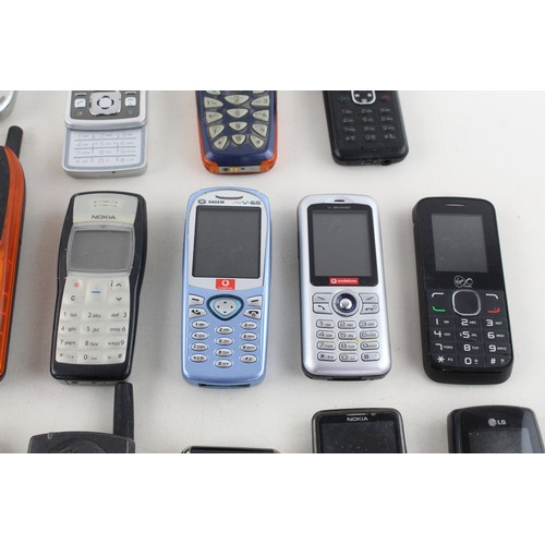 82 - 18 x Assorted MOBILE PHONES Inc Nokia, Sony Ericsson, Motorola, Flip Phones Etc