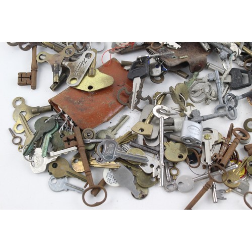 12 - Job Lot of Assorted Vintage KEYS & CLOCKS Inc Clock Keys Etc