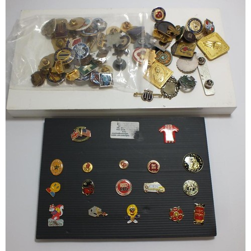 312 - BAG OF OVER FIFTY VINTAGE BADGES AND CARD OF NEW BADGES