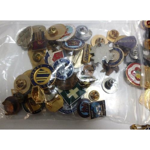 312 - BAG OF OVER FIFTY VINTAGE BADGES AND CARD OF NEW BADGES