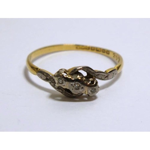 393 - 18ct GOLD RING SIZE R, WEIGHT 2.2g