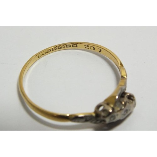 393 - 18ct GOLD RING SIZE R, WEIGHT 2.2g