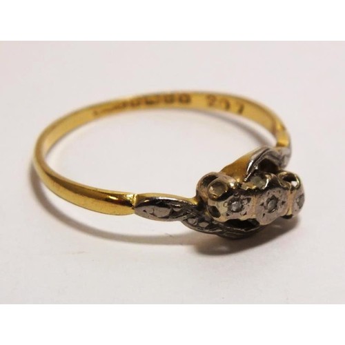 393 - 18ct GOLD RING SIZE R, WEIGHT 2.2g