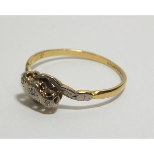 393 - 18ct GOLD RING SIZE R, WEIGHT 2.2g