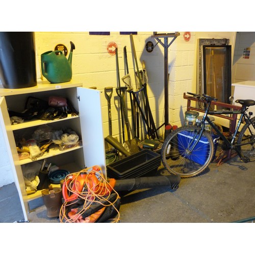 495 - LARGE JOBLOT OF MISC INCLUDES, BIKE, GARDEN TOOLS ETC