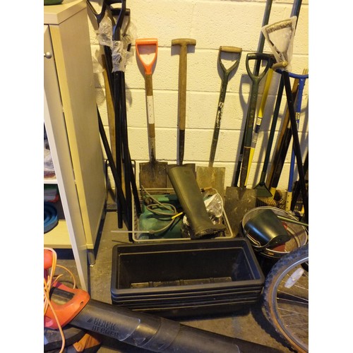 495 - LARGE JOBLOT OF MISC INCLUDES, BIKE, GARDEN TOOLS ETC