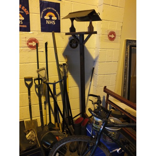 495 - LARGE JOBLOT OF MISC INCLUDES, BIKE, GARDEN TOOLS ETC