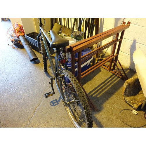 495 - LARGE JOBLOT OF MISC INCLUDES, BIKE, GARDEN TOOLS ETC