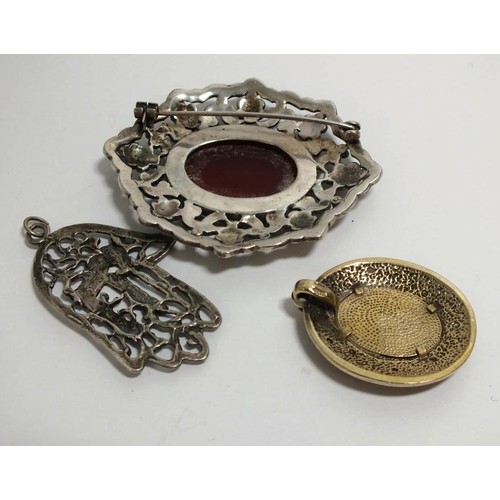 306 - TWO 925 SILVER PENDANTS AND A SILVER BROOCH, GROSS WEIGHT 38g