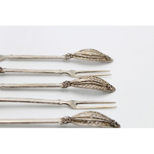 43 - 6 x Vintage .800 CONTINENTAL SILVER Floral Filigree Pickle Forks (83g)