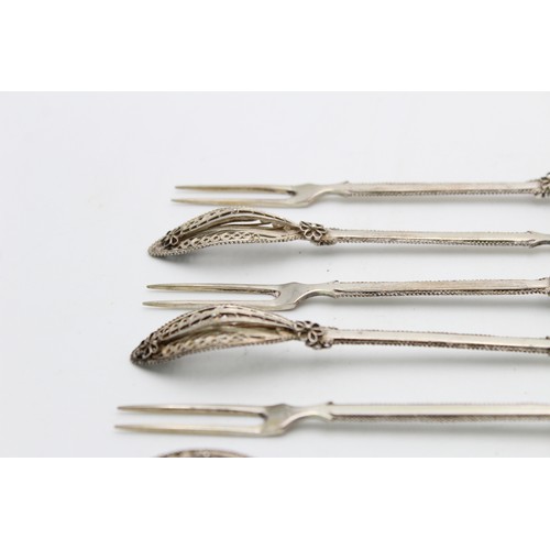 43 - 6 x Vintage .800 CONTINENTAL SILVER Floral Filigree Pickle Forks (83g)