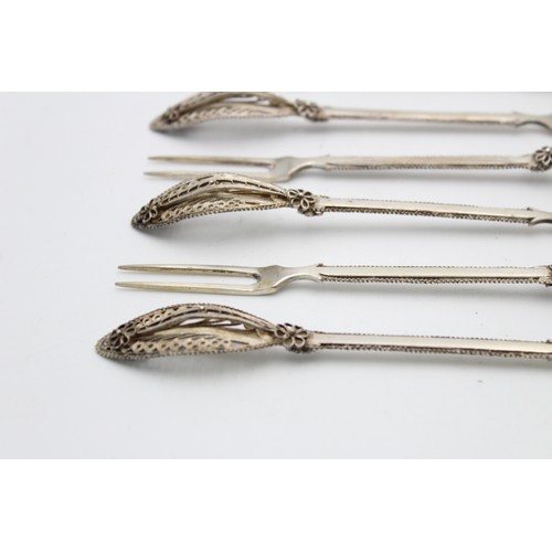 43 - 6 x Vintage .800 CONTINENTAL SILVER Floral Filigree Pickle Forks (83g)