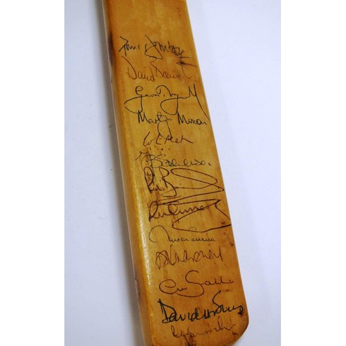 400 - 1970'S SIGNED ENGLAND CRICKET BAT