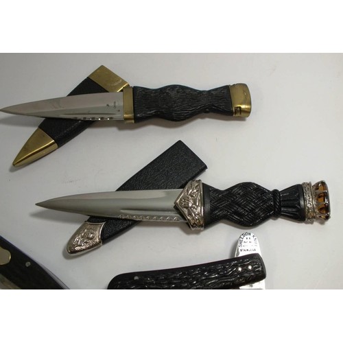 404 - TWO SHEFFIELD QUALITY PEN KNIFES AND TWO SCOTTISH DAGGER AND JEWEL LETTER OPENERS