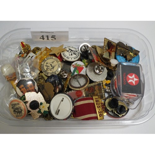 415 - A TUB OF ADVERTISING BADGES INCLUDING DRINKS BRANDS