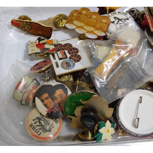 415 - A TUB OF ADVERTISING BADGES INCLUDING DRINKS BRANDS